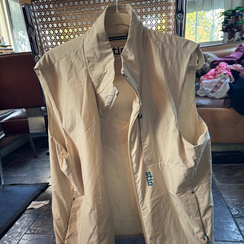 Stio Men's Cream Ski Vest with Teal Logo